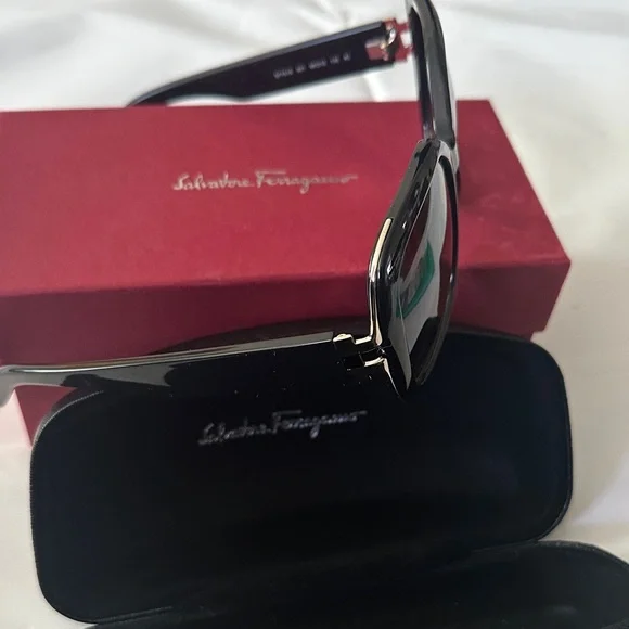 Salvatore Ferragamo Elegant Black Sunglasses - Picture 6 of 13